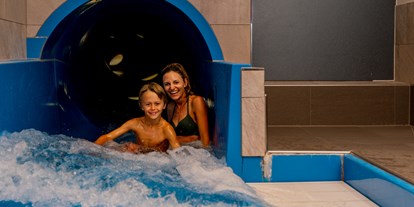Familienhotel - Kinderbecken - Zell am See - "Der Wasserfall" - Erlebnis-Wasserrutsche auf 66,66 m mit Zeitmessung - Good Life Resort die Riederalm ****S