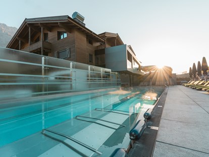 Familienhotel - Wasserrutsche - Ellmau - 20m langer Sport-Outdoor Pool in den "Pinzgauer Wasserfestspielen" - Good Life Resort die Riederalm ****S