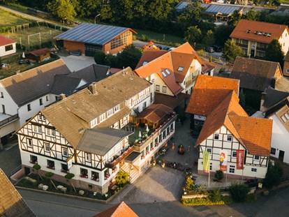 Familienhotel - Umgebungsschwerpunkt: See - Schmallenberg - Der Ottonenhof von oben - Familotel Ottonenhof - Die Ferienhofanlage im Sauerland