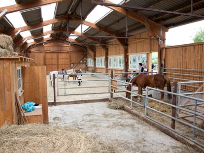Familienhotel - Sauna - Die Reithalle mit unseren Ponys - Familotel Ottonenhof - Die Ferienhofanlage im Sauerland