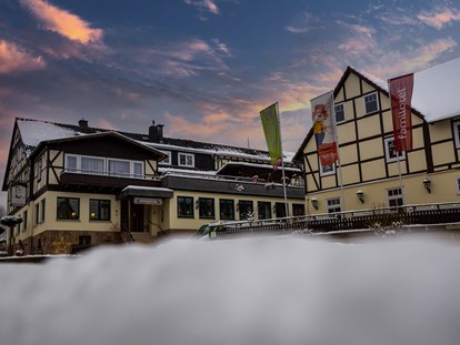 Familienhotel - Umgebungsschwerpunkt: Stadt - Schmallenberg - Der Ottonenhof - ein Wintertraum! - Familotel Ottonenhof - Die Ferienhofanlage im Sauerland
