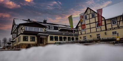 Familienhotel - Umgebungsschwerpunkt: Berg - Deutschland - Der Ottonenhof - ein Wintertraum! - Familotel Ottonenhof - Die Ferienhofanlage im Sauerland