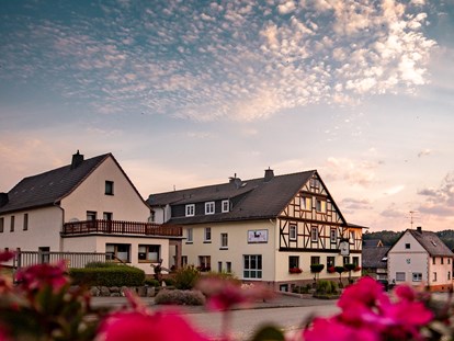 Familienhotel - Umgebungsschwerpunkt: See - Schmallenberg - Der Ottonenhof am Morgen. - Familotel Ottonenhof - Die Ferienhofanlage im Sauerland
