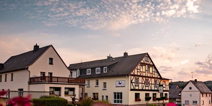 Familienhotel - Umgebungsschwerpunkt: Berg - Deutschland - Der Ottonenhof am Morgen. - Familotel Ottonenhof - Die Ferienhofanlage im Sauerland