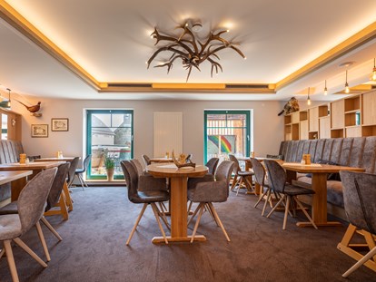 Familienhotel - Umgebungsschwerpunkt: See - Schmallenberg - Restaurant Stuben - Familotel Ottonenhof - Die Ferienhofanlage im Sauerland