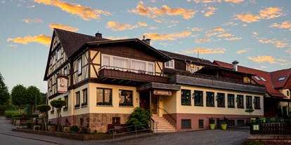 Familienhotel - Babybetreuung - Hessen - Der Ottonenhof im Morgenlicht - Familotel Ottonenhof - Die Ferienhofanlage im Sauerland