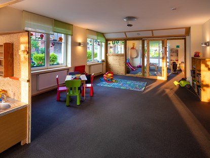 Familienhotel - Einzelzimmer mit Kinderbett - Schmallenberg - Großzügiger Spielbereich/ Kinderbetreuung - Familotel Ottonenhof - Die Ferienhofanlage im Sauerland
