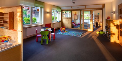 Familienhotel - Babybetreuung - Hessen - Großzügiger Spielbereich/ Kinderbetreuung - Familotel Ottonenhof - Die Ferienhofanlage im Sauerland