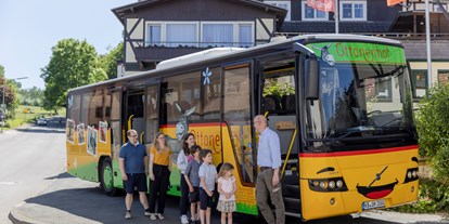 Familienhotel - Babybetreuung - Hessen - Der Ottonenhof Bus bringt euch zu den schönsten Ausflugszielen der Region - Familotel Ottonenhof - Die Ferienhofanlage im Sauerland