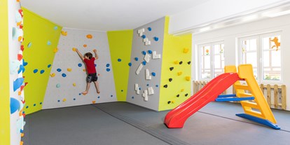 Familienhotel - Deutschland - Kletterwand im Indoor Spielbereich - Familotel Ottonenhof - Die Ferienhofanlage im Sauerland