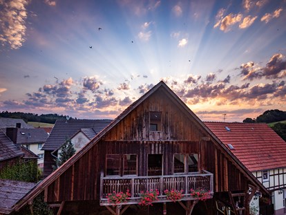 Familienhotel - Sauna - Blick aus einem unserer Appartements zum Sonnenaufgang  - Familotel Ottonenhof - Die Ferienhofanlage im Sauerland