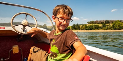 Familienhotel - Babybetreuung - Hessen - Treetboot fahren auf dem nahegelegenen Diemelsee - Familotel Ottonenhof - Die Ferienhofanlage im Sauerland