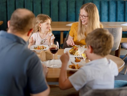 Familienhotel - Kinderbetreuung in Altersgruppen - Familientisch - gemeinsam könnt ihr in unseren gemütlichen Stuben eure Mahlzeiten genießen  - Familotel Ottonenhof - Die Ferienhofanlage im Sauerland