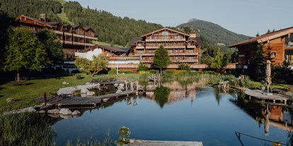 Familienhotel - Pools: Schwimmteich - Kitzbühel - PURADIES mein Naturresort