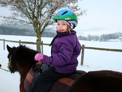 Familienhotel - Reitkurse - Beliebtes Wanderreiten: Kinder reiten – Eltern führen das Pferd - Familienhotel Ebbinghof