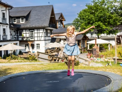 Familienhotel - Kinderbetreuung in Altersgruppen - Sieh mal, wie hoch ich springen kann! - Familienhotel Ebbinghof