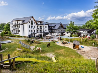 Familienhotel - Sauna - Saftige Wiesen, glückliche Pferde, ansteckendes Kinderlachen – Das ist der Sommer in Ebbinghof.  - Familienhotel Ebbinghof