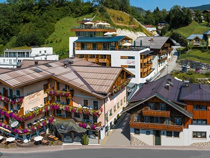 Familienhotel - Streichelzoo - Österreich - Außenansicht Sommer - Familienhotel Wagrainerhof