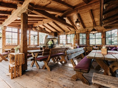 Familienhotel - Einzelzimmer mit Kinderbett - Bad Gastein - Grillen im Gut Berg Stadl - Gut Berg Naturhotel