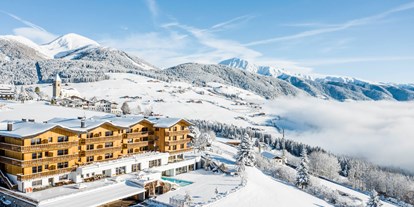 Familienhotel - Garten - Italien - Außenansicht im Winter - Family Home Alpenhof