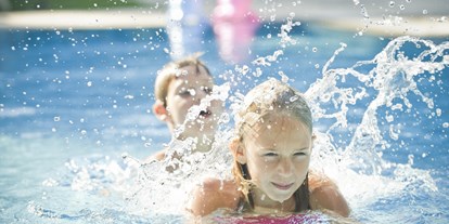 Familienhotel - Suiten mit extra Kinderzimmer - Monte Bondone - Kinder im Pool - Du Lac et Du Parc Grand Resort