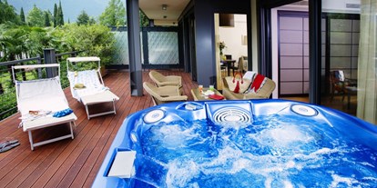 Familienhotel - Umgebungsschwerpunkt: See - Monte Bondone - Terrasse mit Whirlpool - Du Lac et Du Parc Grand Resort