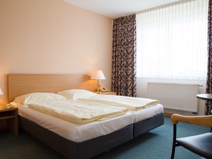 Familienhotel - WLAN - Thüringen - Familien-Studio - Schlafzimmer für die (Groß-)Eltern mit Platz für ein Babybett - Werrapark Resort Hotel Heubacher Höhe