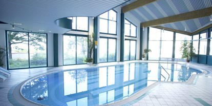 Familienhotel - Babyphone - Thüringen Süd - Schwimmbad im Sportcenter Heubach, ca. 15 x 9 m, Wassertemperatur 27 °C. Es werden auch Schwimmkurse angeboten.Hotel und Sportcenter sind durch einen Bademantelgang verbunden. - Werrapark Resort Hotel Heubacher Höhe