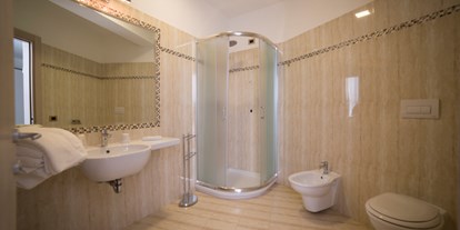 Familienhotel - Einzelzimmer mit Kinderbett - Italien - Badezimmer - SAN DOMENICO FAMILY HOTEL