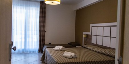 Familienhotel - Einzelzimmer mit Kinderbett - Italien - Dreibettzimmer - SAN DOMENICO FAMILY HOTEL