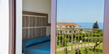 Familienhotel - Einzelzimmer mit Kinderbett - Italien - Garten- /Meerblick - SAN DOMENICO FAMILY HOTEL