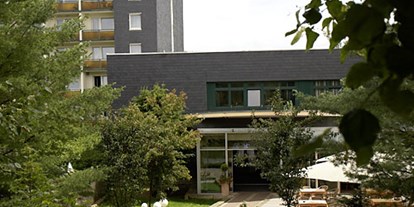 Familienhotel - Babyphone - Thüringen Süd - Schöne Anlage vor dem Eingang - Familotel Aparthotel Am Rennsteig