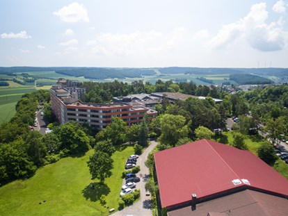 Familienhotel - Pools: Außenpool beheizt - Bayern - Außenansicht Hotel Sonnenhügel - Hotel Sonnenhügel Familotel Rhön