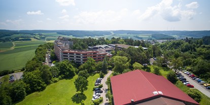 Familienhotel - Umgebungsschwerpunkt: Berg - Deutschland - Außenansicht Hotel Sonnenhügel - Hotel Sonnenhügel Familotel Rhön