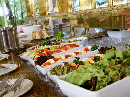 Familienhotel - Pools: Außenpool beheizt - Bayern - Salatbuffet beim Abendessen - Hotel Sonnenhügel Familotel Rhön
