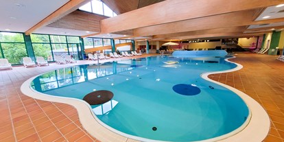 Familienhotel - Spielplatz - Schwimmbad - oberes Innenbecken - Hotel Sonnenhügel Familotel Rhön