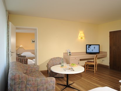 Familienhotel - Garten - Beispiel Standard 2-Raum-Appartement Haus 3 (ca. 70 qm) für 2 Erw. und 1 bis 4 Kinder (weitere auf Anfrage) - Hotel Sonnenhügel Familotel Rhön