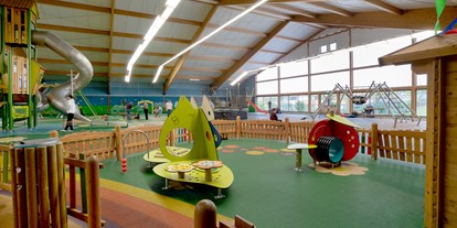 Familienhotel - Suiten mit extra Kinderzimmer - Bayern - Kleinkindbereich im Indoor-Spielplatz - Hotel Sonnenhügel Familotel Rhön