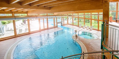 Familienhotel - Kinderwagenverleih - Schwimmbad - "Unteres Becken" mit Übergang zum Außenbecken - Hotel Sonnenhügel Familotel Rhön