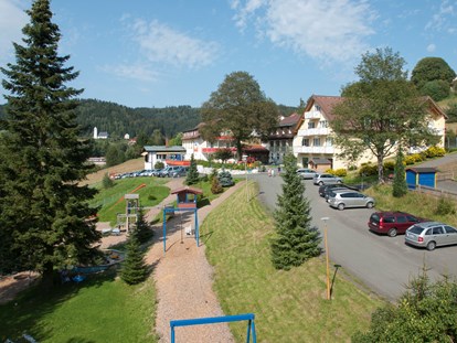 Familienhotel - Einzelzimmer mit Kinderbett - Betzenstein - Spielplatz Sommer - auspowern - Familotel Mein Krug