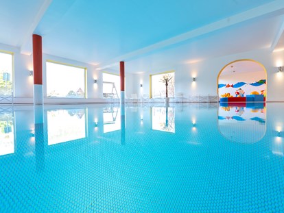 Familienhotel - Umgebungsschwerpunkt: See - Betzenstein - Schwimmbad - mit integrierten Whirlpool  - Familotel Mein Krug
