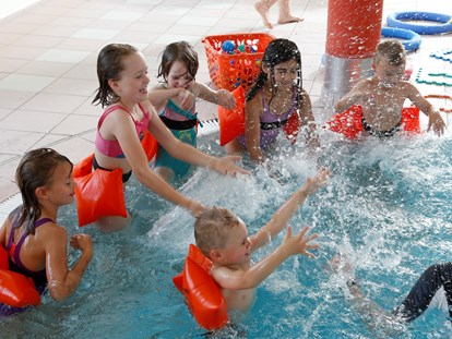 Familienhotel - Pools: Innenpool - Kinderschwimmkurse zubuchbar  - Familotel Mein Krug