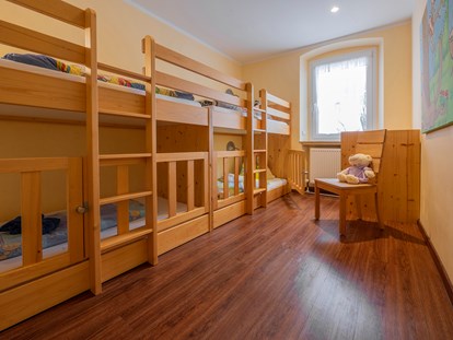Familienhotel - Einzelzimmer mit Kinderbett - Mitwitz - Kinderzimmer Kategorie Platte - Familotel Mein Krug