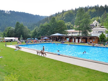 Familienhotel - ausschließlich Familien im Hotel - im Ort Waldschwimmbad Warmensteinach
 - Familotel Mein Krug
