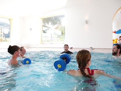 Familienhotel - Pools: Innenpool - Aqua Fitness - Bewegung im Wasser  - Familotel Mein Krug