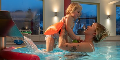 Familienhotel - Suiten mit extra Kinderzimmer - Bayern - Spaß im Schwimmbad - Mein Krug