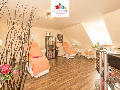 Familienhotel - Suiten mit extra Kinderzimmer - Kosmetikstudio - Familienhotel Friedrichshof