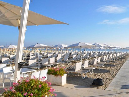 Familienhotel - Pools: Außenpool beheizt - Torre Pedrera di Rimini - Liegen und Schirme am Strand - Mokambo Shore Hotel