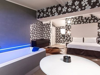 Familienhotel - Umgebungsschwerpunkt: Meer - Italien - Zimmer mit Badewanne - Mokambo Shore Hotel