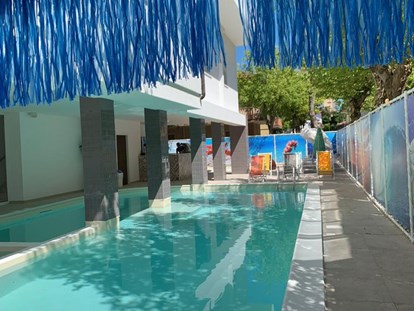 Familienhotel - Pools: Schwimmteich - Zadina di Cesenatico - Color Metropolitan Family Hotel